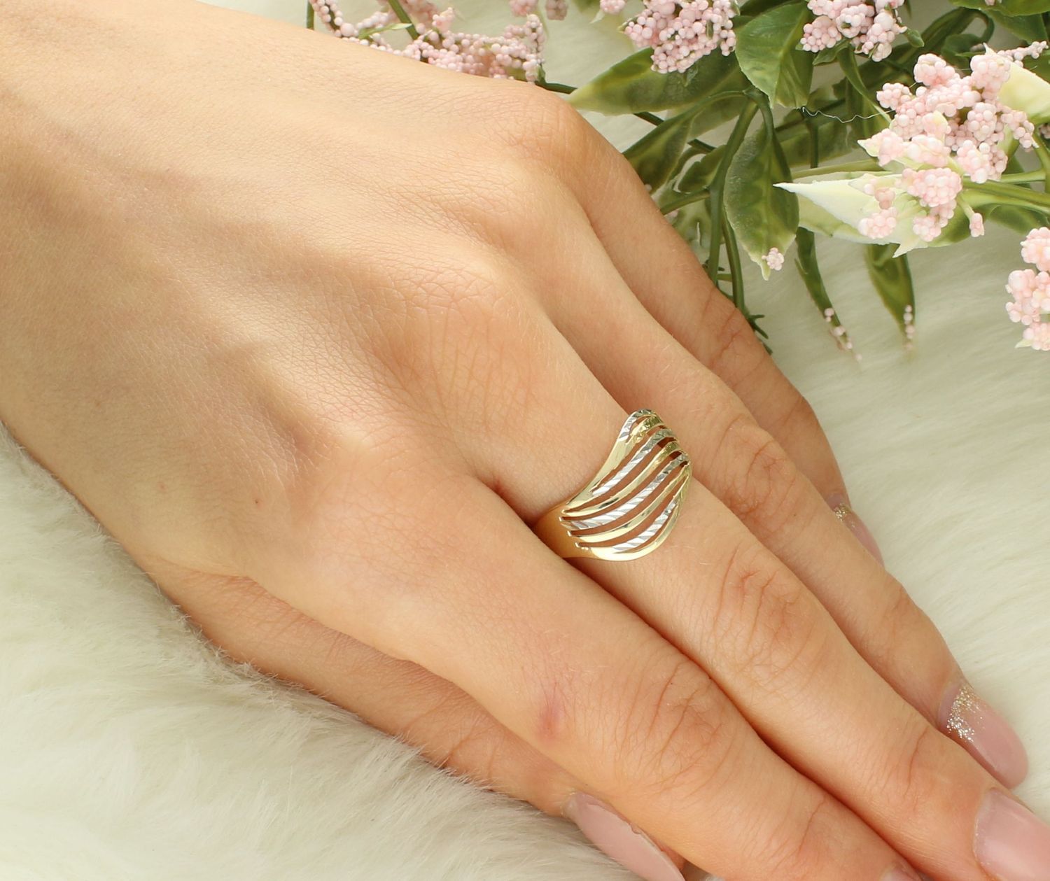 Pierścionek złoty grawerowany białe złote próba 375, PI 3908 375 Pierścionek wykonany z żółtego 9 karatowego złota o charakterystycznej formie. Złote pierścionki 375 idealne na prezent. 1.jpg